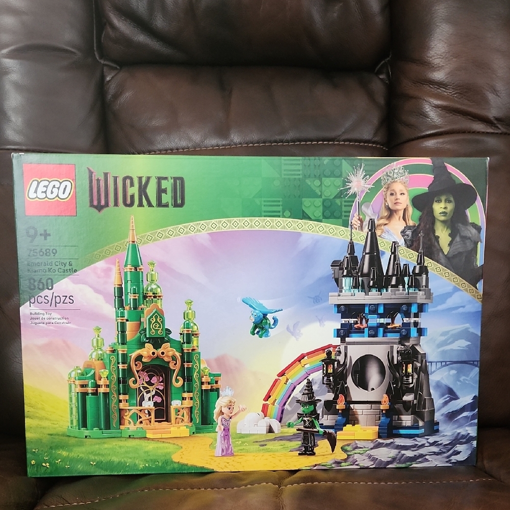 LEGO Wicked Emerald City Set 860 Pcs NWT Perfect Unopened Complete Box Nice!